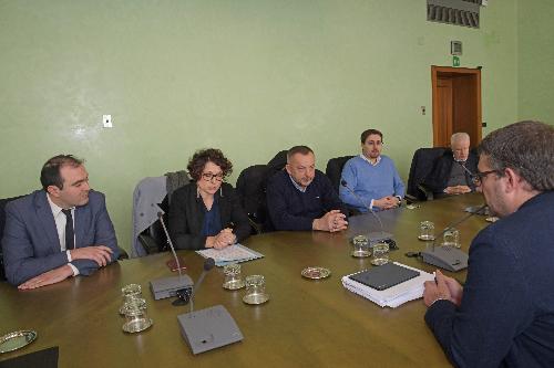 L’incontro tra l’assessore regionale agli Enti locali, Pierpaolo Roberti, e la delegazione della Consulta dei piccoli Comuni, guidata dal primo cittadino di Visco, Elena Cecotti.